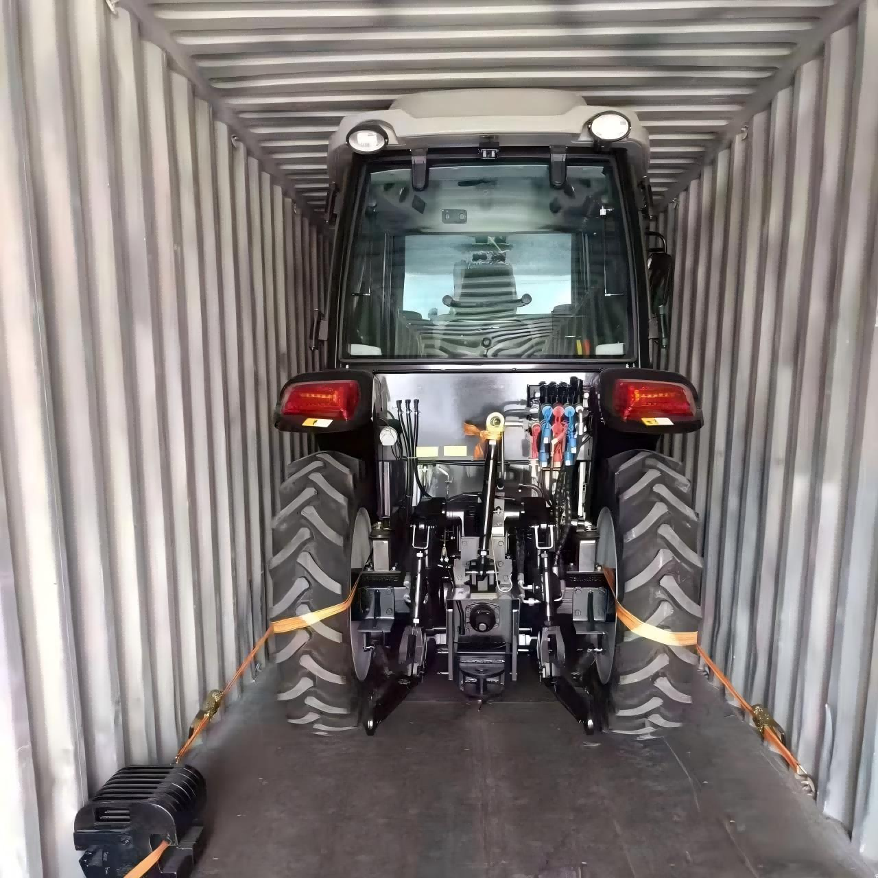 50HP tractor nativus pro mos Panamanico traditus est.